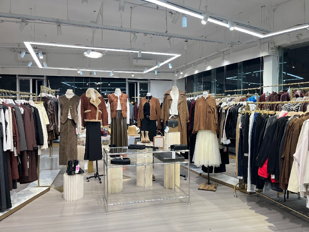 LED track spotlight lighting has a good orientation