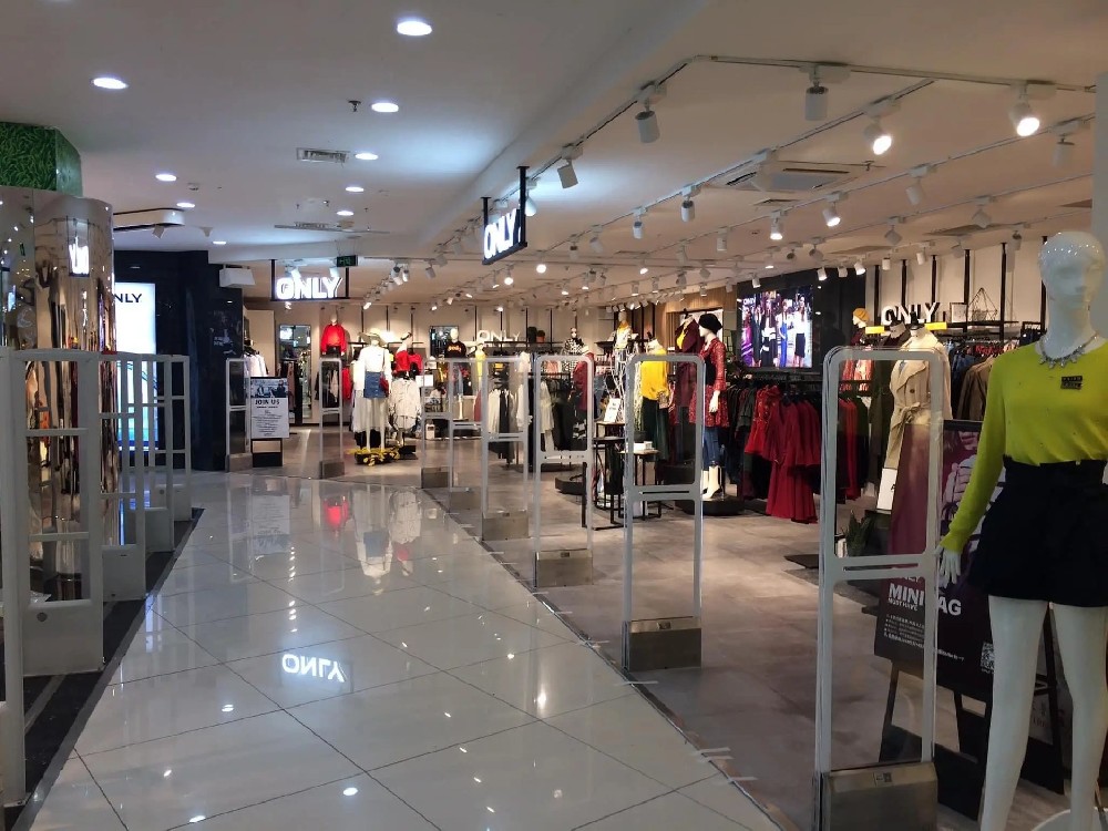 LED Track Light used in supermarket